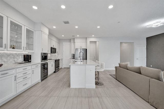 1033 Eucalyptus Dr, Hollywood, FL 33021