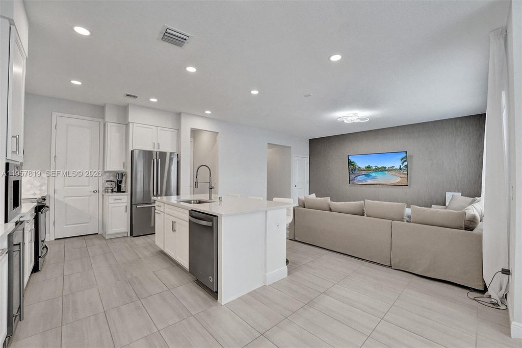 1033 Eucalyptus Dr, Hollywood, FL 33021