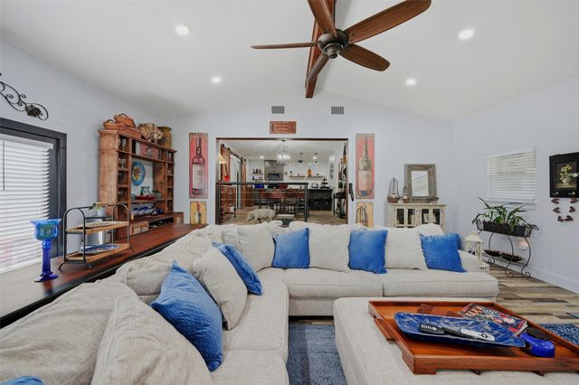 121 Kiowa Drive W, Lake Kiowa, TX 76240