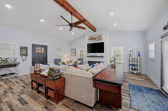 121 Kiowa Drive W, Lake Kiowa, TX 76240