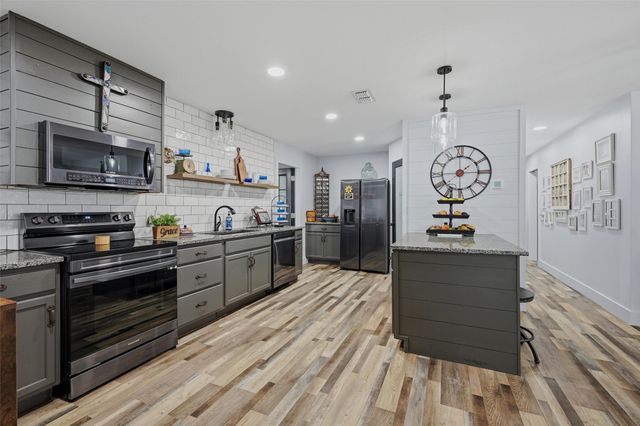 121 Kiowa Drive W, Lake Kiowa, TX 76240