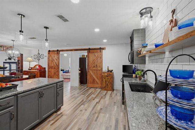 121 Kiowa Drive W, Lake Kiowa, TX 76240