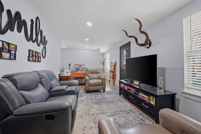 121 Kiowa Drive W, Lake Kiowa, TX 76240