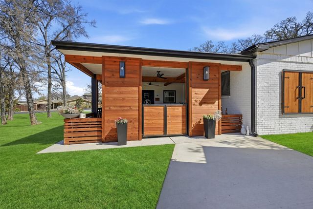 121 Kiowa Drive W, Lake Kiowa, TX 76240