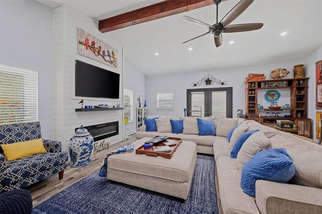 121 Kiowa Drive W, Lake Kiowa, TX 76240