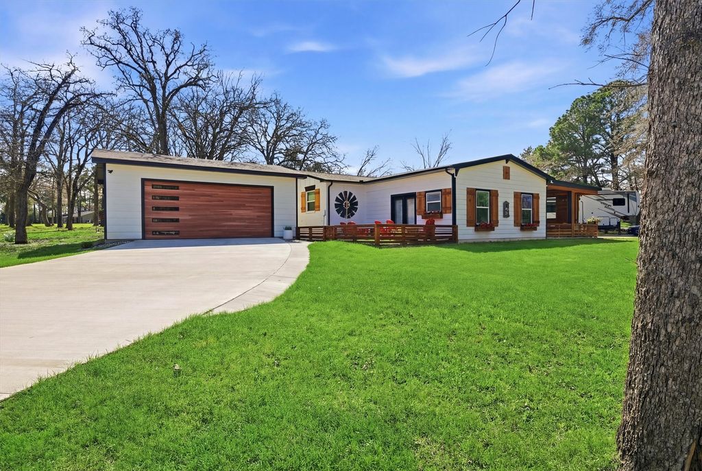 121 Kiowa Drive W, Lake Kiowa, TX 76240