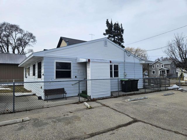 1005 8TH AVENUE, Menominee, MI 49858