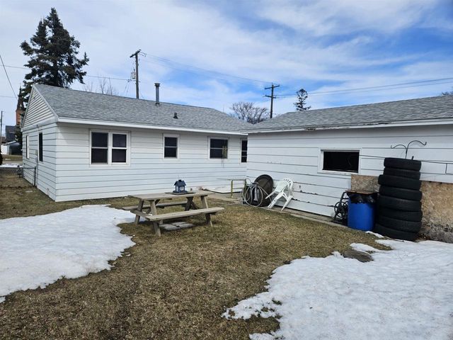 1005 8TH AVENUE, Menominee, MI 49858