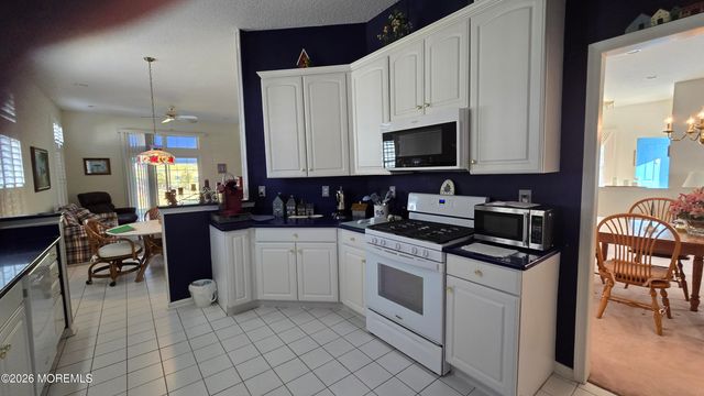 33 Greenways Lane, Lakewood, NJ 08701