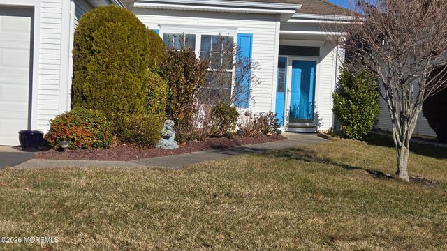 33 Greenways Lane, Lakewood, NJ 08701