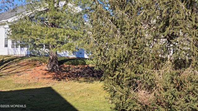 33 Greenways Lane, Lakewood, NJ 08701