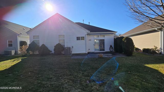 33 Greenways Lane, Lakewood, NJ 08701