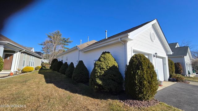 33 Greenways Lane, Lakewood, NJ 08701