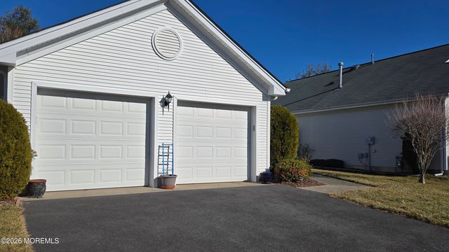 33 Greenways Lane, Lakewood, NJ 08701