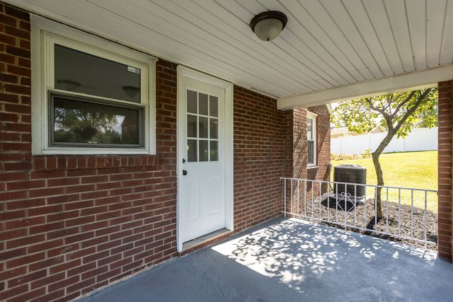 1376 Peterson Dr, Jefferson Hills, PA 15025