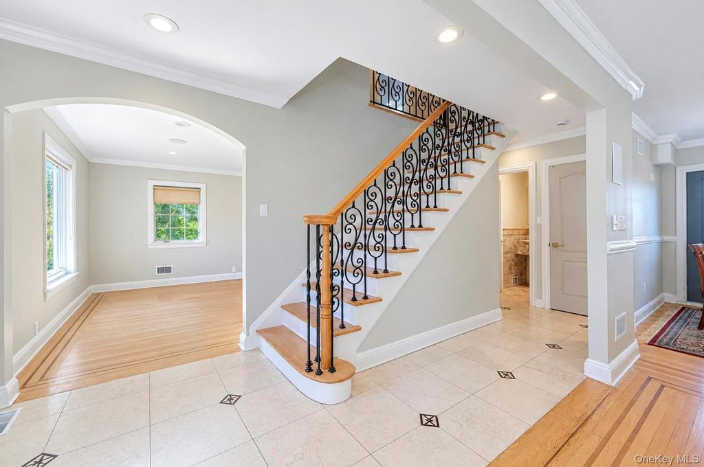 18 Pond Park Road, Great Neck, NY 11023 — photo 2