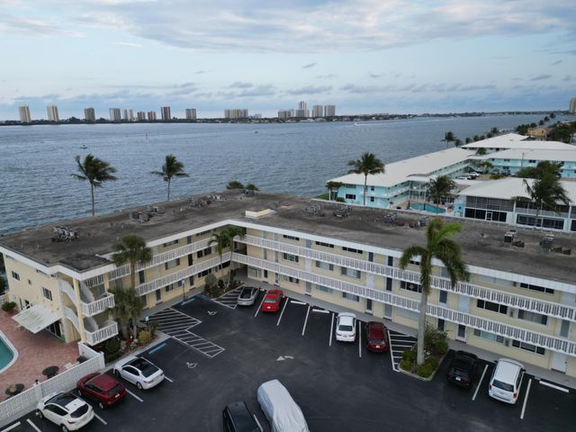 101 Doolen Court 305, North Palm Beach, FL 33408