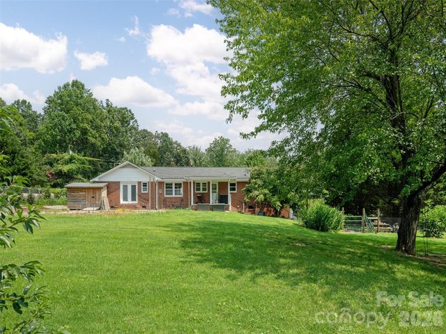 525 Carson Drive, Hendersonville, NC 28791