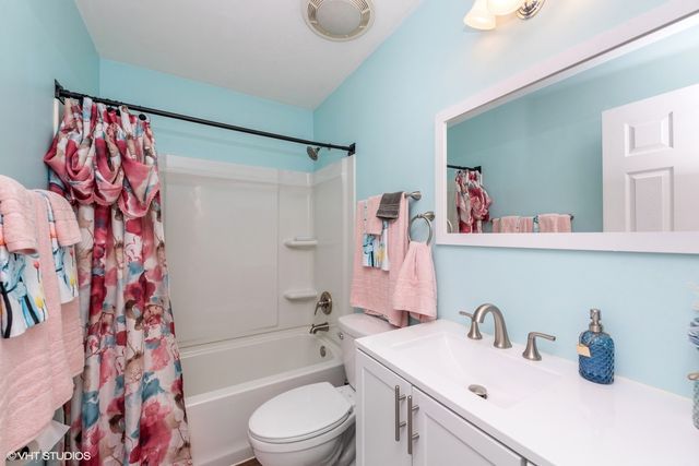 11061 Bayou Court, Huntley, IL 60142