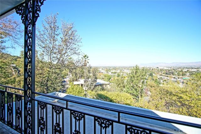 3915 Fredonia Drive, Studio City, CA 90068