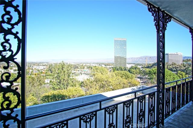 3915 Fredonia Drive, Studio City, CA 90068