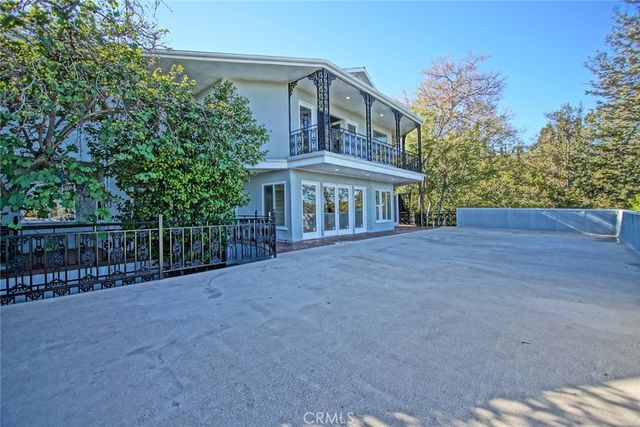 3915 Fredonia Drive, Studio City, CA 90068