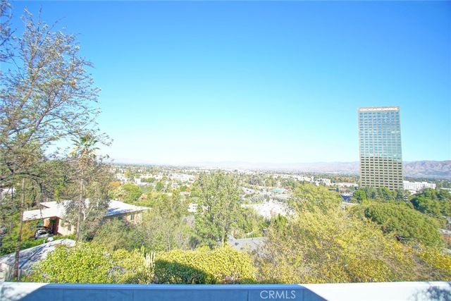 3915 Fredonia Drive, Studio City, CA 90068