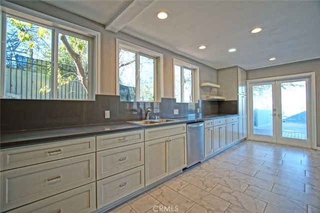 3915 Fredonia Drive, Studio City, CA 90068