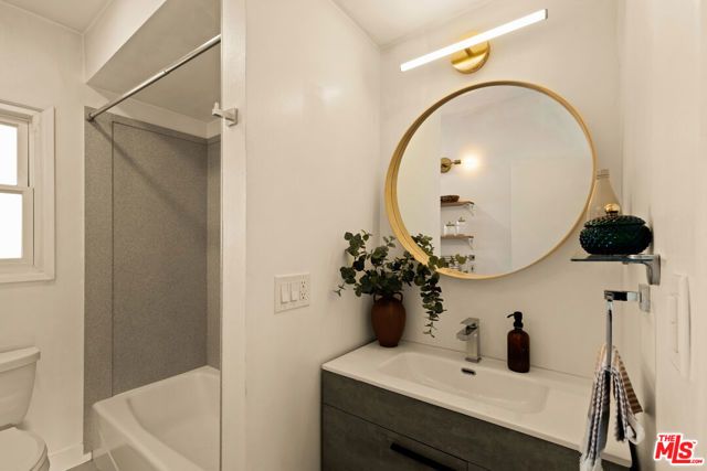 825 N Avenue 67, Los Angeles, CA 90042