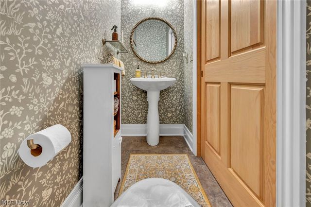 10360 Sawmill Drive, Chardon, OH 44024