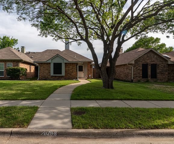 2028 Falcon Ridge Drive B, Carrollton, TX 75010