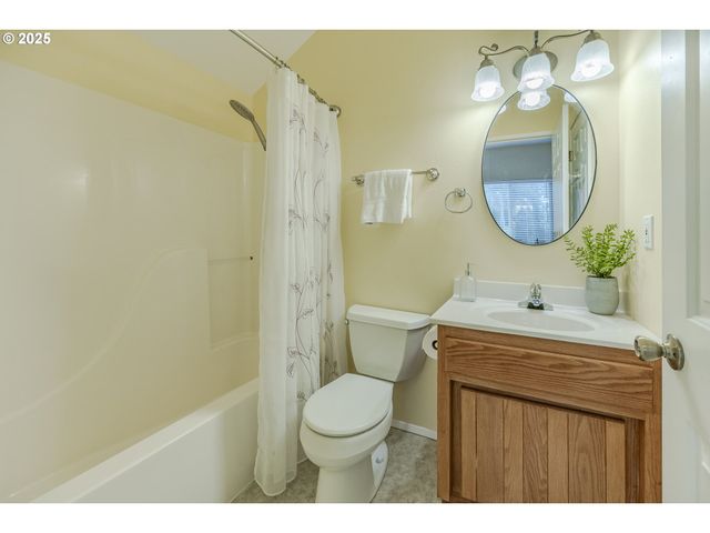 770 GIRARD Ct, Cottage Grove, OR 97424