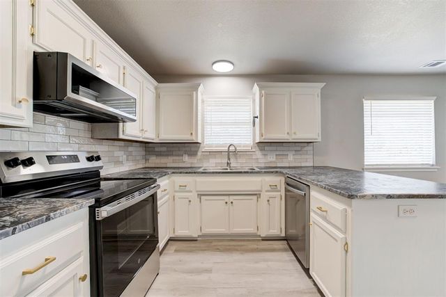 2371 Holden Lane, Blanchard, OK 73010