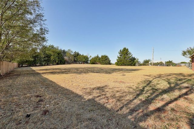 2371 Holden Lane, Blanchard, OK 73010