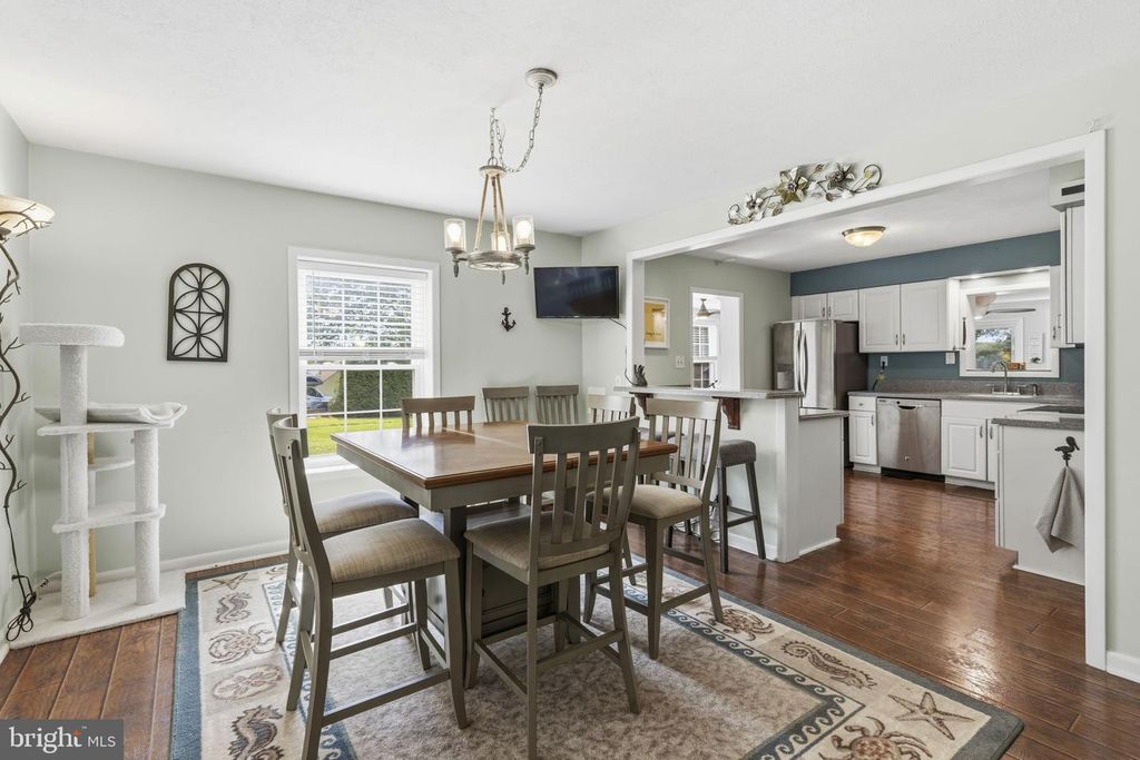 Image 10 of property listing at 5907 LORELEY BEACH RD, White Marsh, MD 21162