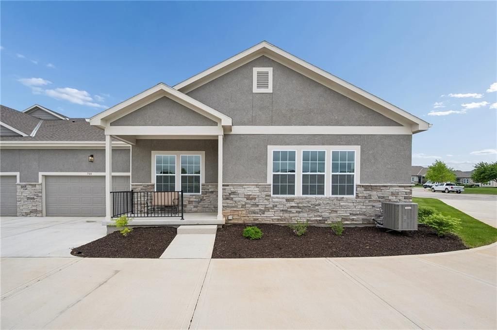 11901 S Tallgrass Drive 700, Olathe, KS 66061