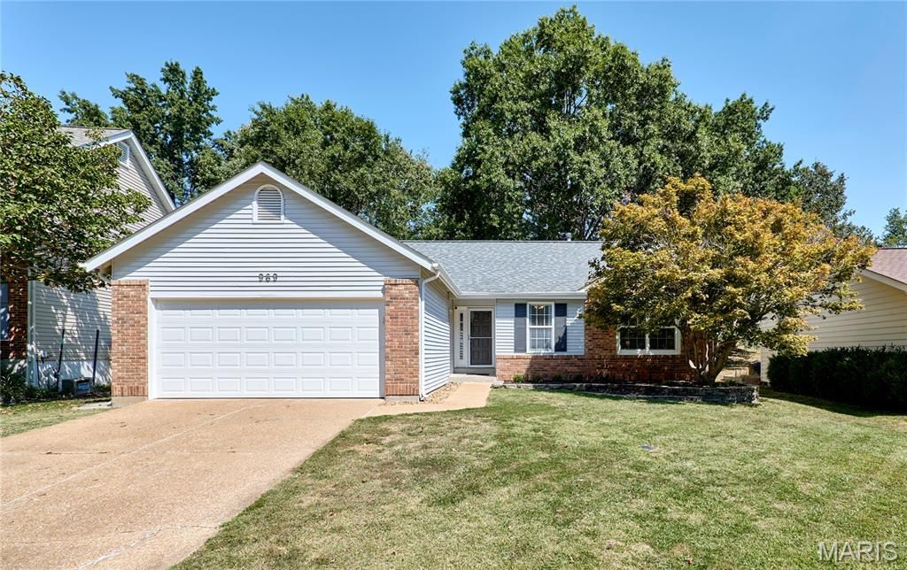 969 Oakwood Farms Lane, Ballwin, MO 63021