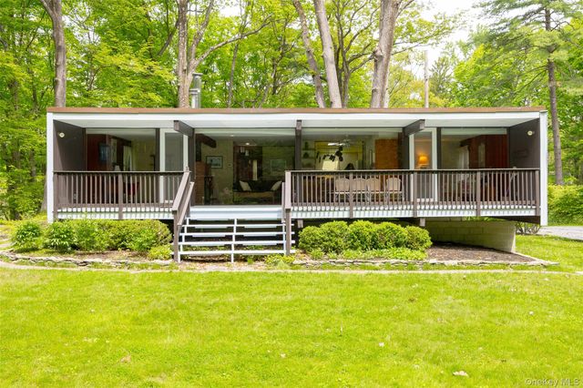 13 Tanhouse Woods Road, Hyde Park, NY 12538