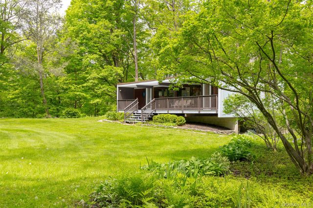13 Tanhouse Woods Road, Hyde Park, NY 12538