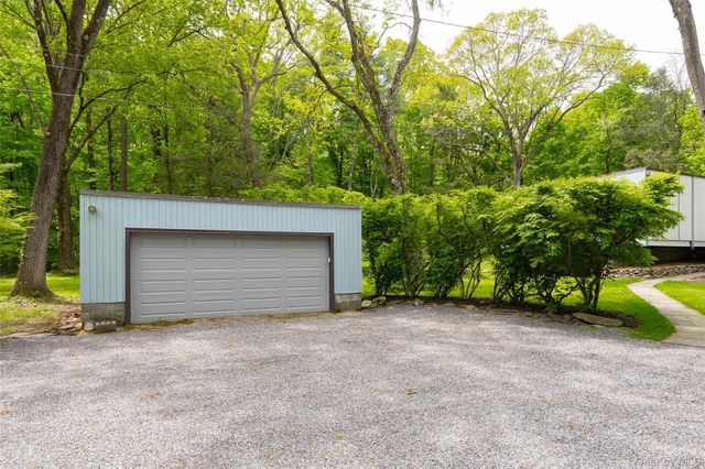 13 Tanhouse Woods Road, Hyde Park, NY 12538