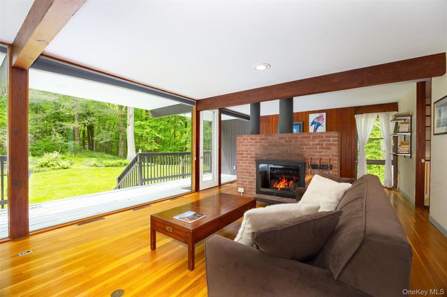 13 Tanhouse Woods Road, Hyde Park, NY 12538