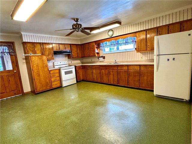 260 Simon Dr, Summit Twp, PA 16002