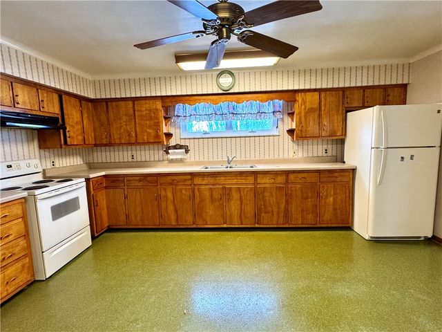 260 Simon Dr, Summit Twp, PA 16002