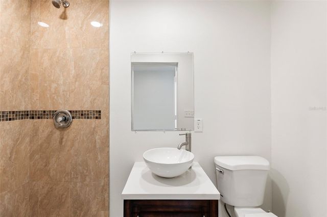 1901 E SHADOWLAWN AVENUE, Tampa, FL 33610