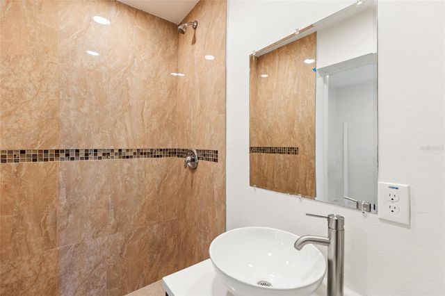 1901 E SHADOWLAWN AVENUE, Tampa, FL 33610