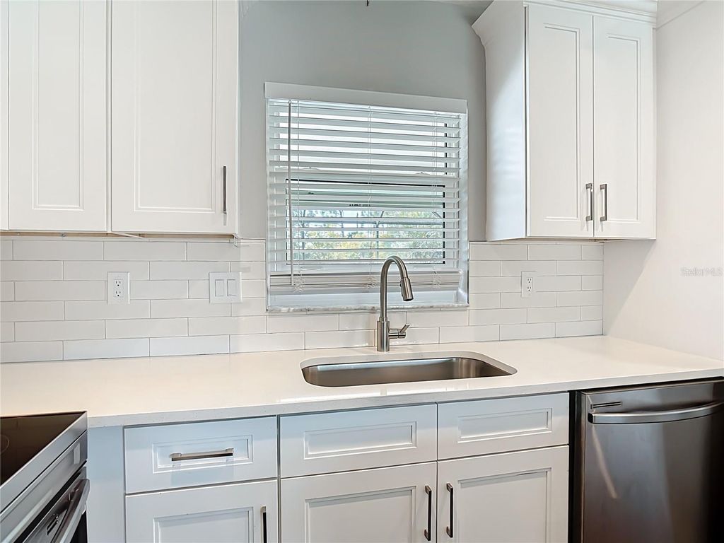 Image 14 of property listing at 11177 CHALET AVENUE, Englewood, FL 34224