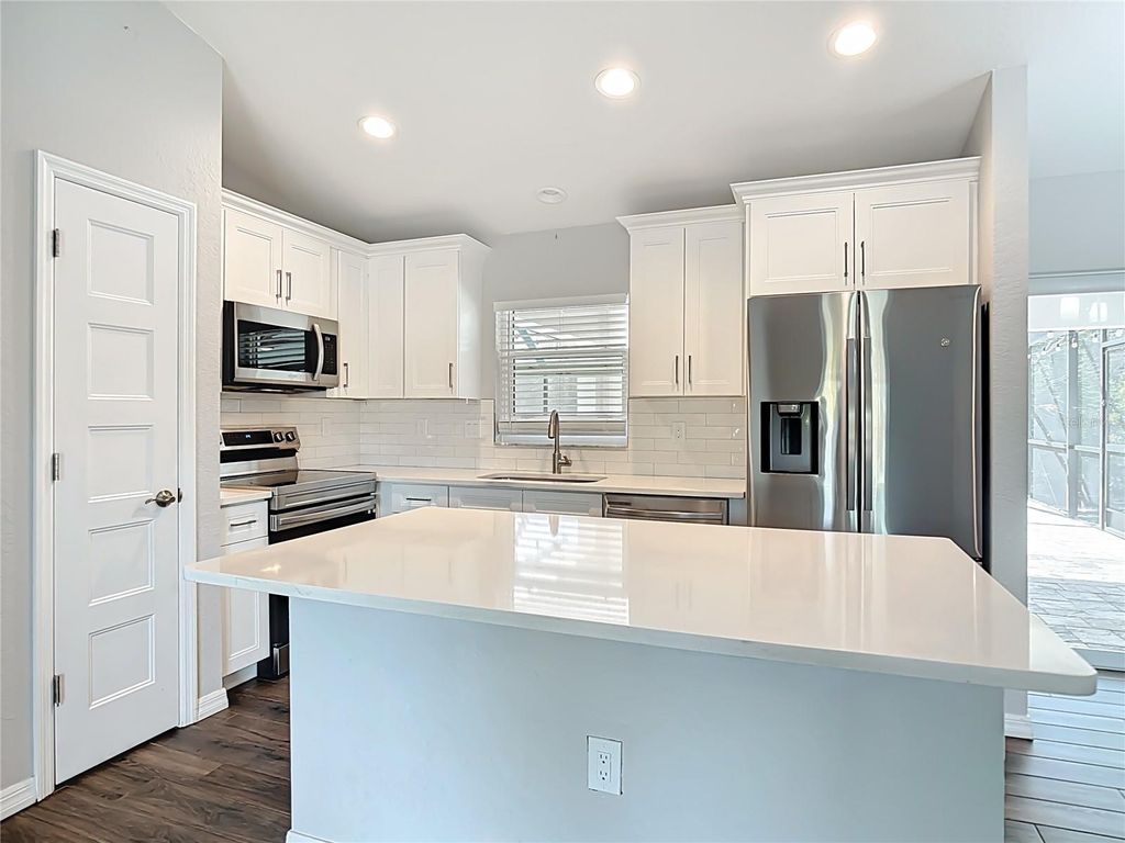 Image 17 of property listing at 11177 CHALET AVENUE, Englewood, FL 34224