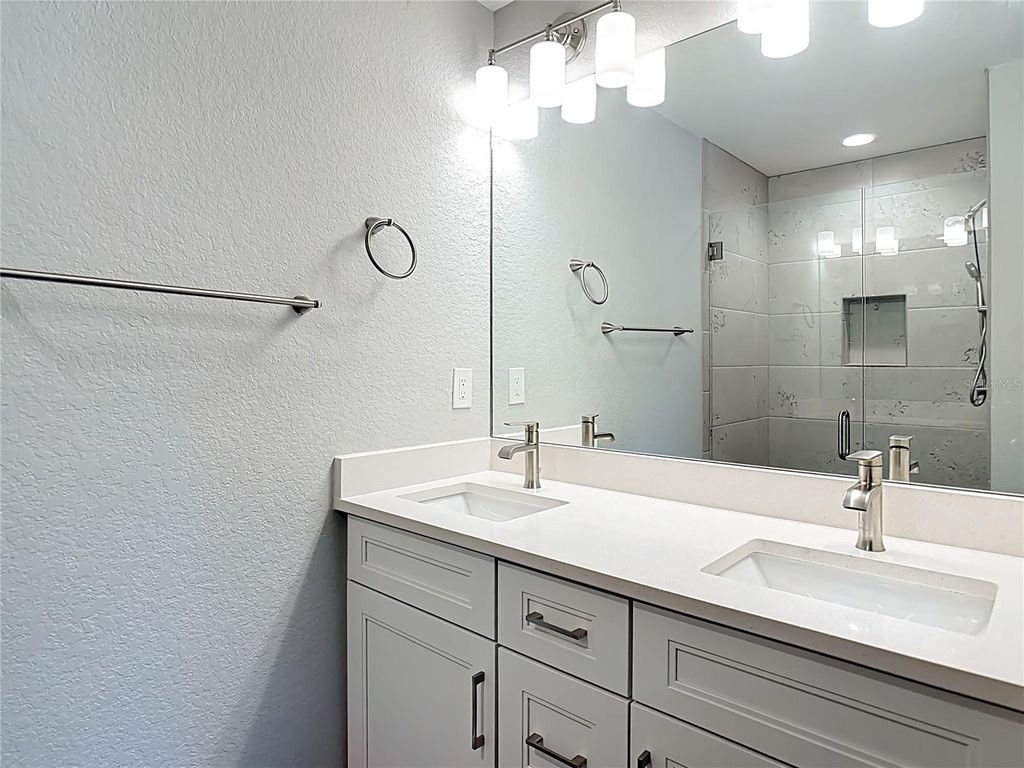 Image 23 of property listing at 11177 CHALET AVENUE, Englewood, FL 34224