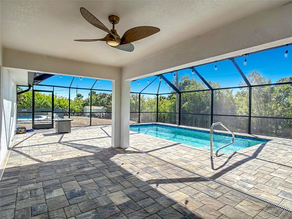 Image 38 of property listing at 11177 CHALET AVENUE, Englewood, FL 34224