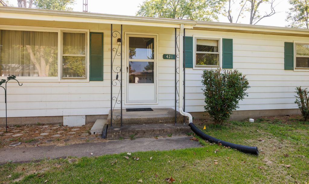Image 2 of property listing at 421 Geary Street, Centralia, IL 62801